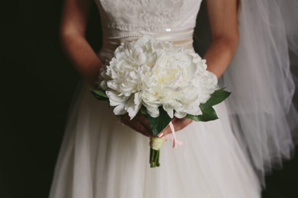 unrecognizable bride with bunch scaled 600x400